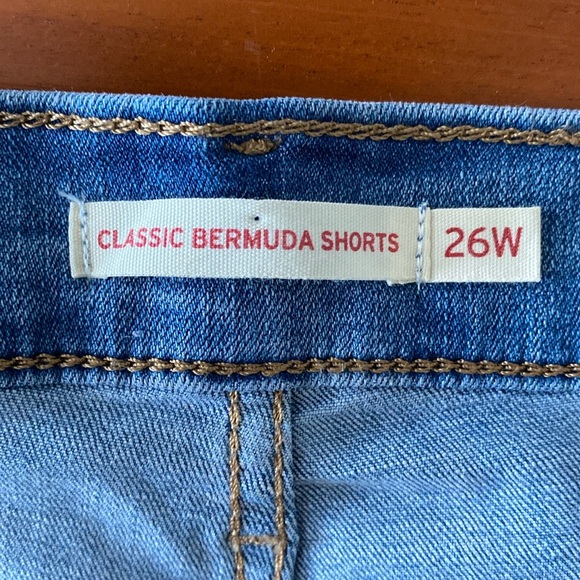 ✨NWOT✨Levi’s | Medium-Wash Denim Cuffed Classic Bermuda Jean Shorts Sz 26W-Wide - Picture 10 of 16